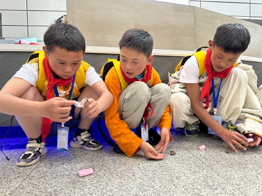 “三峽娃娃”認真地制作“美食”。黃欣拍攝