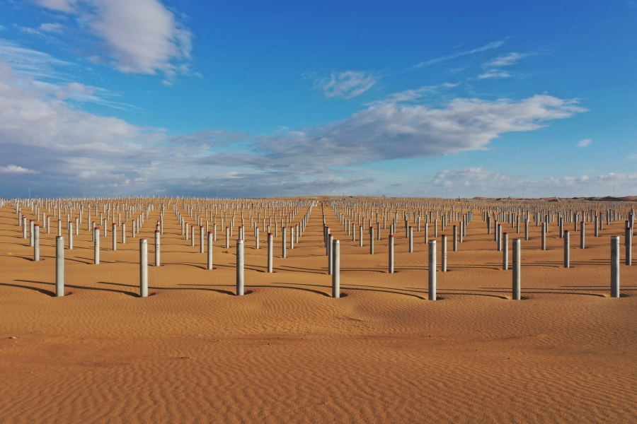 圖3  內(nèi)蒙古庫(kù)布齊沙漠鄂爾多斯中北部新能源基地項(xiàng)目先導(dǎo)工程光伏基礎(chǔ)樁澆筑